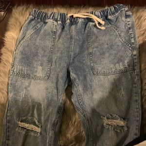 Elastic waist, baggy jeans